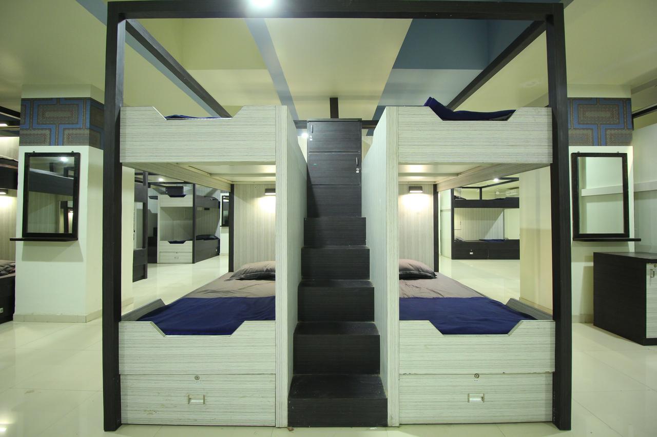 Jackpot Room In & Out Dormitory Ахмедабад Экстерьер фото