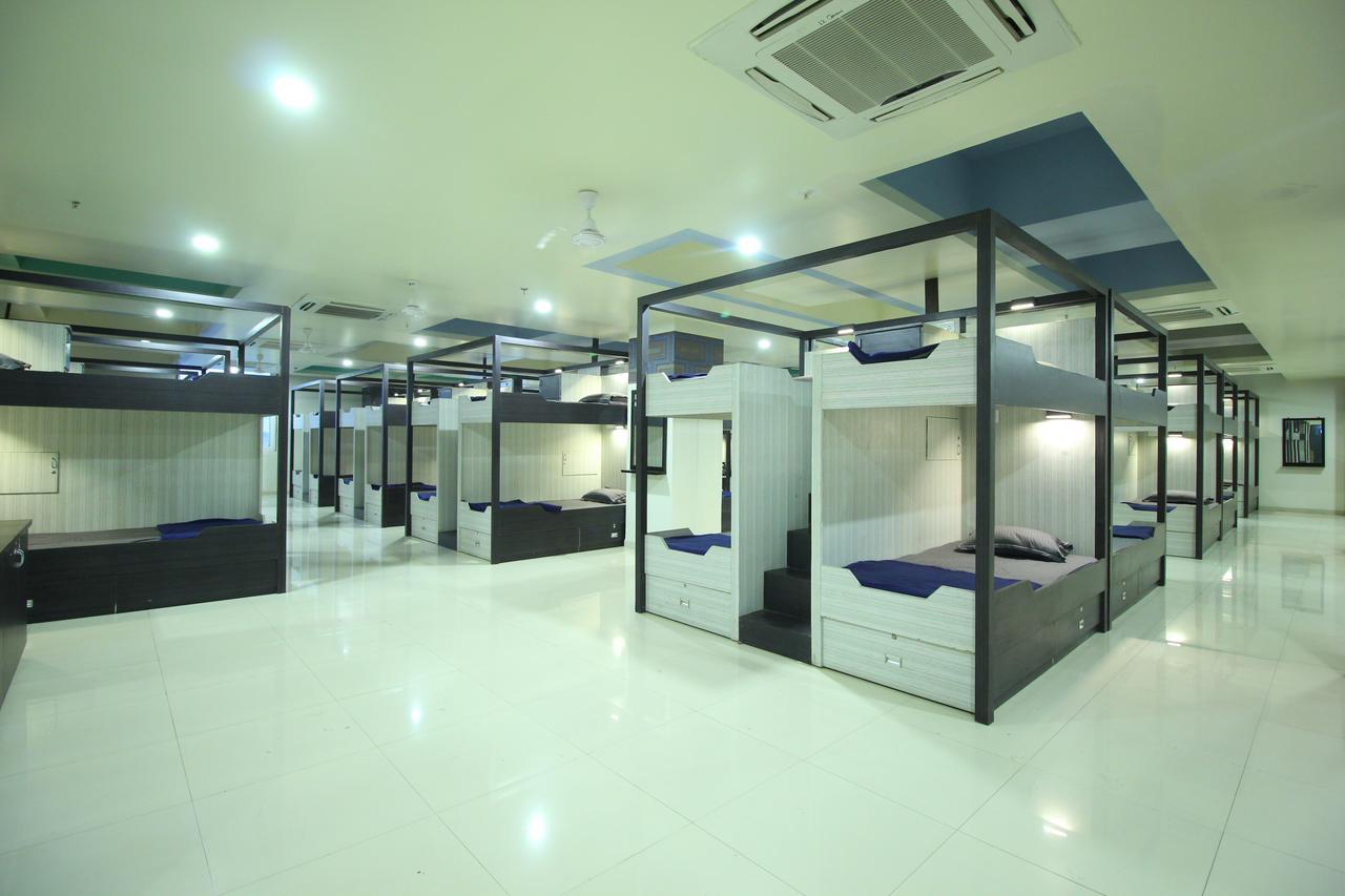 Jackpot Room In & Out Dormitory Ахмедабад Экстерьер фото