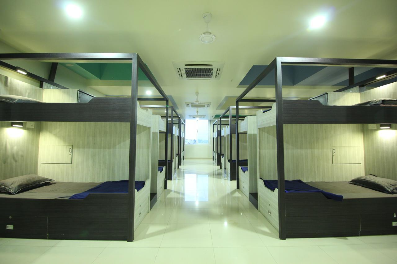 Jackpot Room In & Out Dormitory Ахмедабад Экстерьер фото